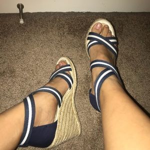blue and white wedges